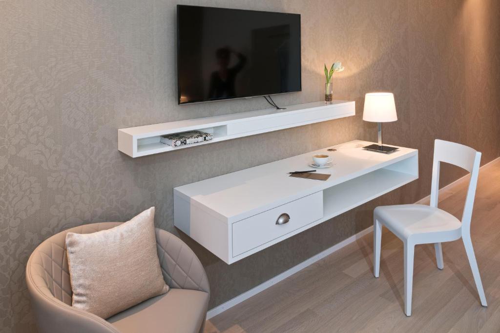 TV a/nebo společenská místnost v ubytování Hotel Kettenbrücke