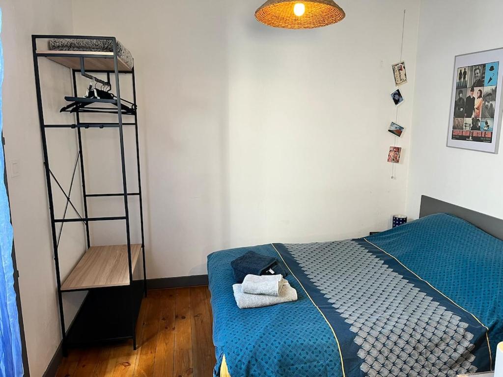 - une chambre avec un lit bleu et une étagère dans l'établissement Un cabanon en Provence, à Aubagne