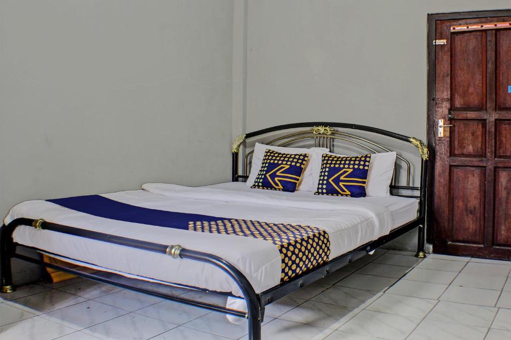 Postel nebo postele na pokoji v ubytování SPOT ON 92682 Badar Guest House Syariah