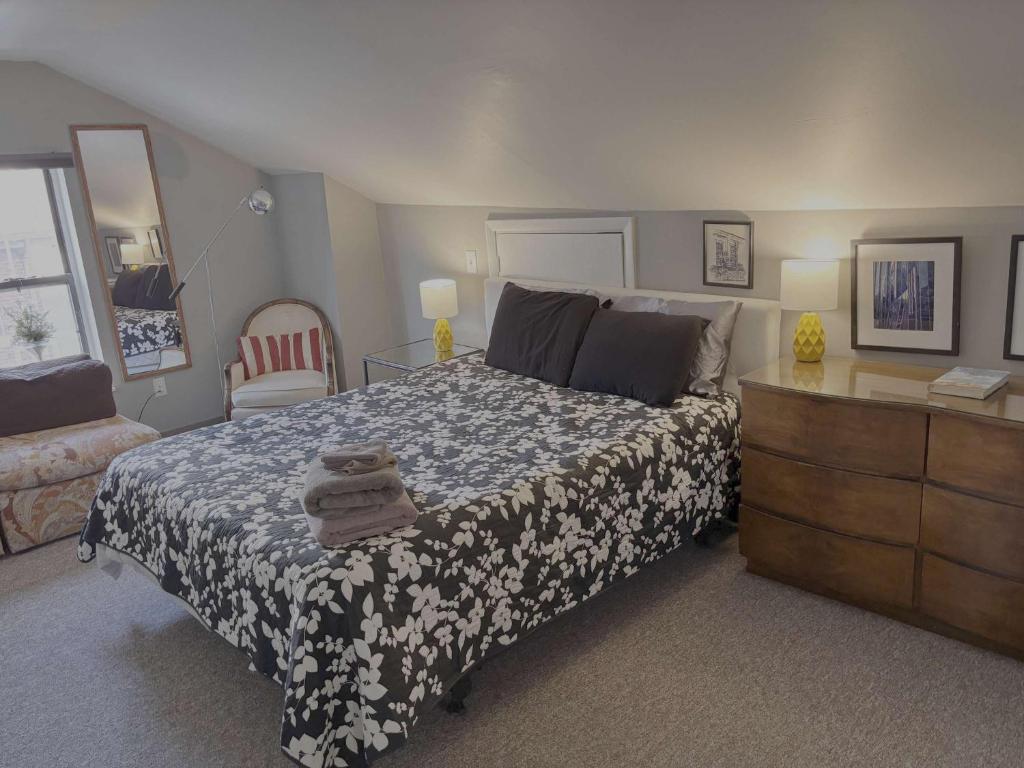 匹兹堡The Peak Mt Washington - Large 2bd Apt w A View的一间卧室配有一张床、梳妆台和一张西德西德西德西德床。