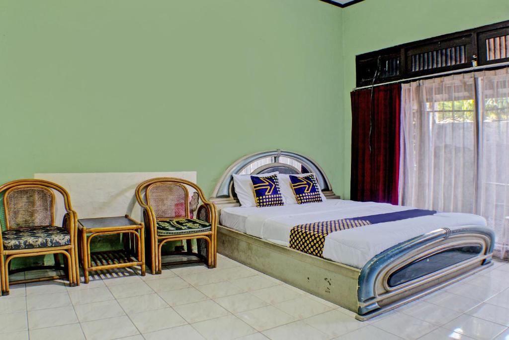 Postel nebo postele na pokoji v ubytování SPOT ON 92682 Badar Guest House Syariah