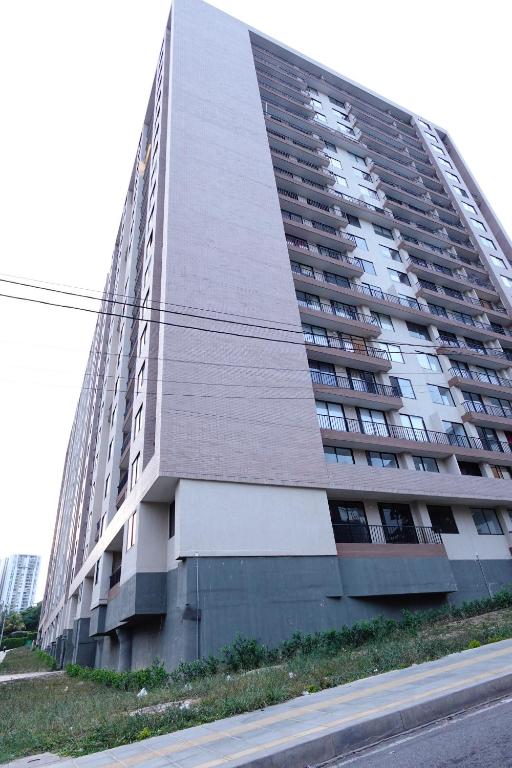 un condominio alto con un alto di Apartamento frente a clínica Foscal a Floridablanca