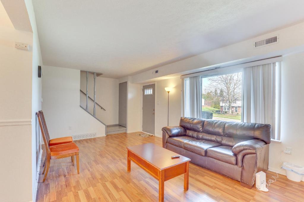 Stow2 Mi to Bow Wow Beach Townhome with Pool Access!的配有皮沙发和桌子的客厅