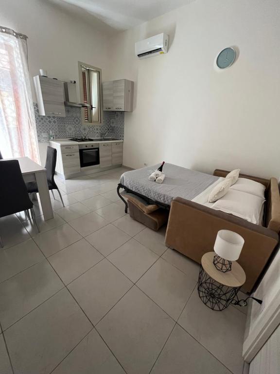 Biały pokój z łóżkiem i kuchnią w obiekcie B&B Regina Rooms w mieście Avola