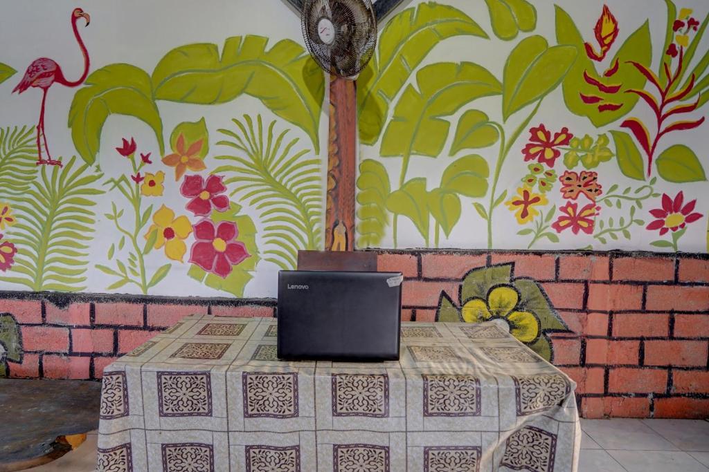 SPOT ON 92855 Griya Sandi Syariah Rogojampiにあるテレビまたはエンターテインメントセンター