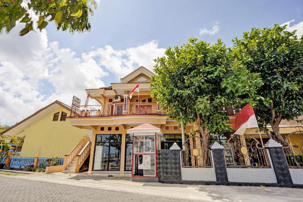 a house with a balcony on top of it at OYO 92903 Barokah Hotel Syariah in Sangkapura
