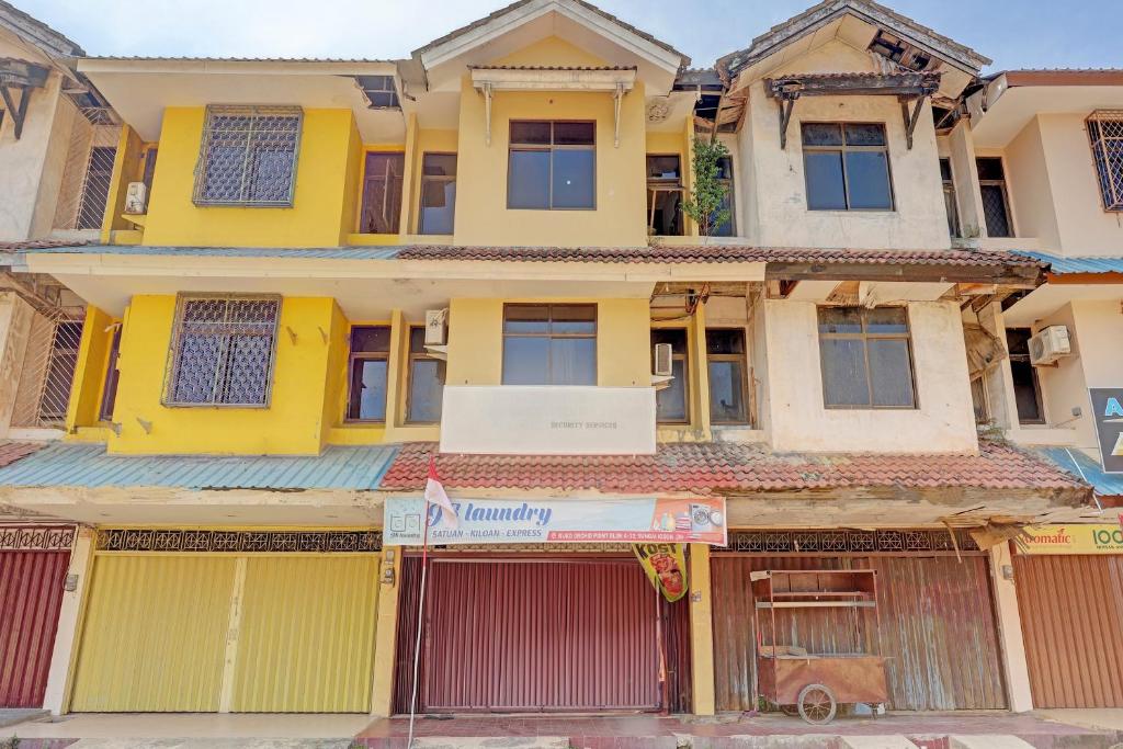 une rangée de maisons avec garages dans l'établissement Hotel O Toyo Homestay Syariah, à Nagoya