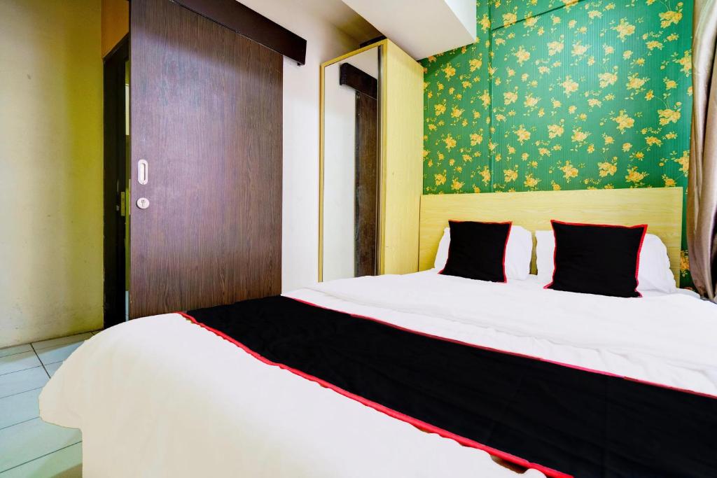 Postel nebo postele na pokoji v ubytování Collection O 92981 Apartemen The Jarrdin By Gold Suites Property