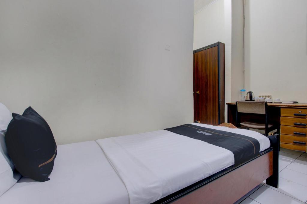 Postel nebo postele na pokoji v ubytování Capital O 93024 Hotel Ganesha