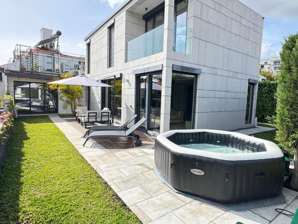 Bazén v ubytování Square house nebo v jeho okolí