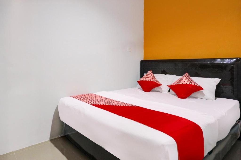 Postel nebo postele na pokoji v ubytování Capital O 93076 Batam Backpacker Guesthouse 2