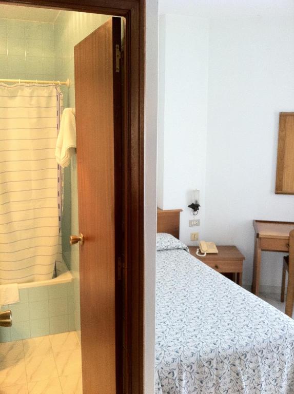 Łóżko lub łóżka w pokoju w obiekcie Hotel Pinzon