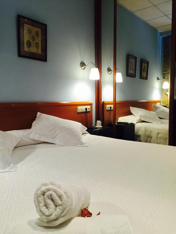 A bed or beds in a room at Pensión Ab Domini