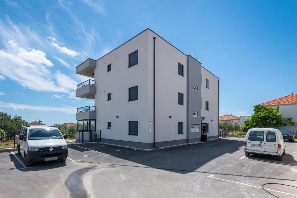 Apartments with parking space Trogir - 23860