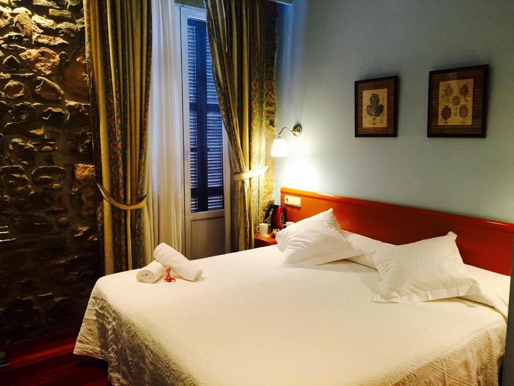 A bed or beds in a room at Pensión Ab Domini
