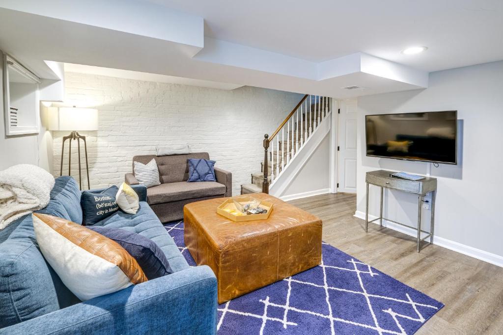 Walkable Location Modern DC Apt with Yard Access!, Washington ...