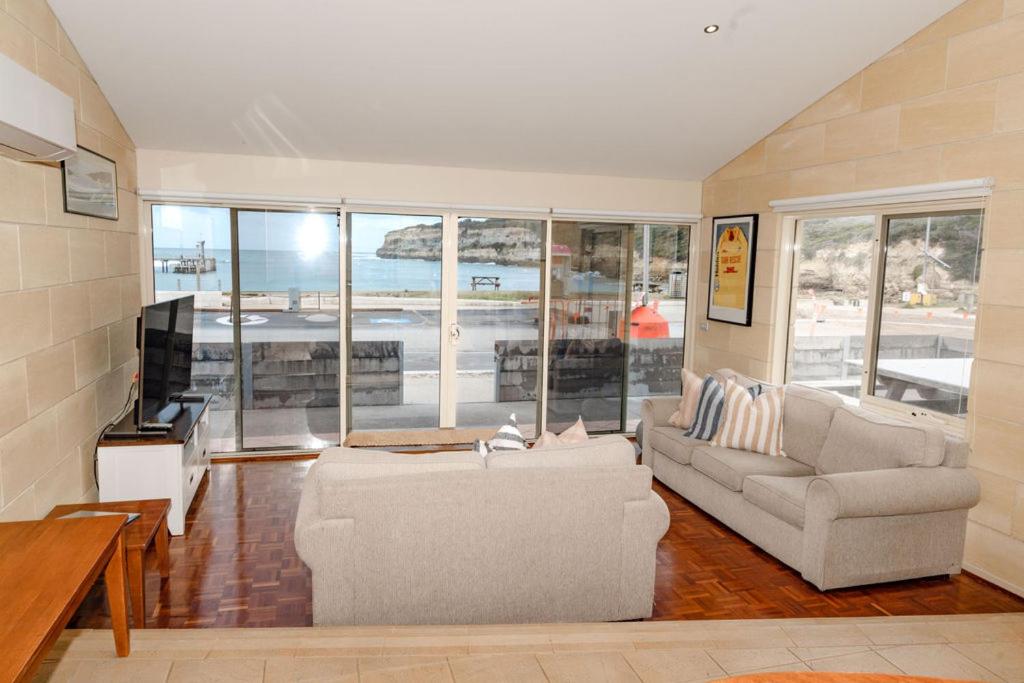 un salon avec un canapé et une télévision dans l'établissement Bayview no 1, à Port Campbell