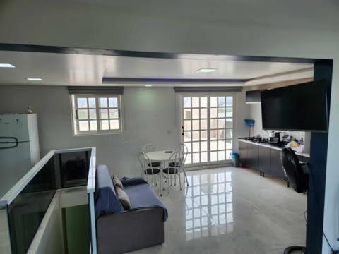 Μια τηλεόραση ή/και κέντρο ψυχαγωγίας στο Apartamento - 6 pé na areia proximo a lagoa e rio