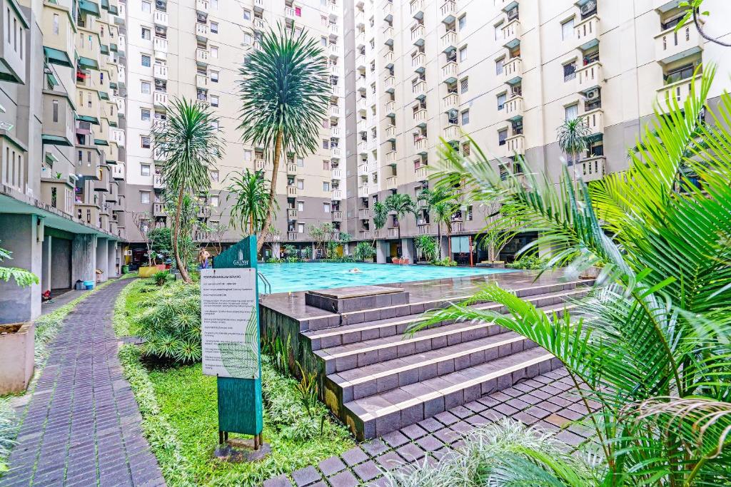 Κήπος έξω από το OYO Life 92718 Apartement Gateway Cicadas