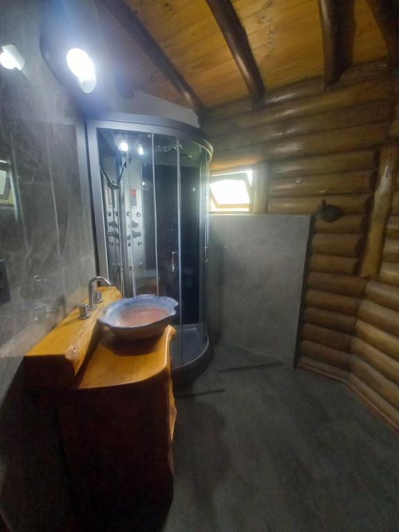 cabaña octogonal rodeada de naturaleza