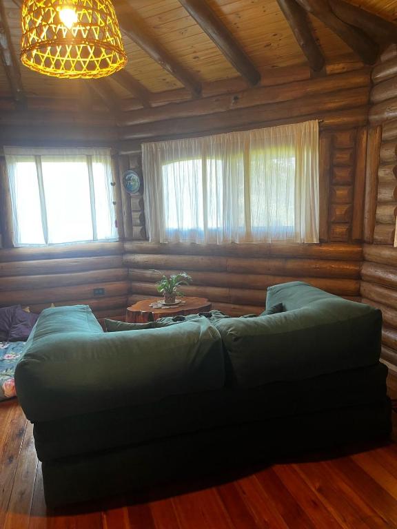 cabaña octogonal rodeada de naturaleza