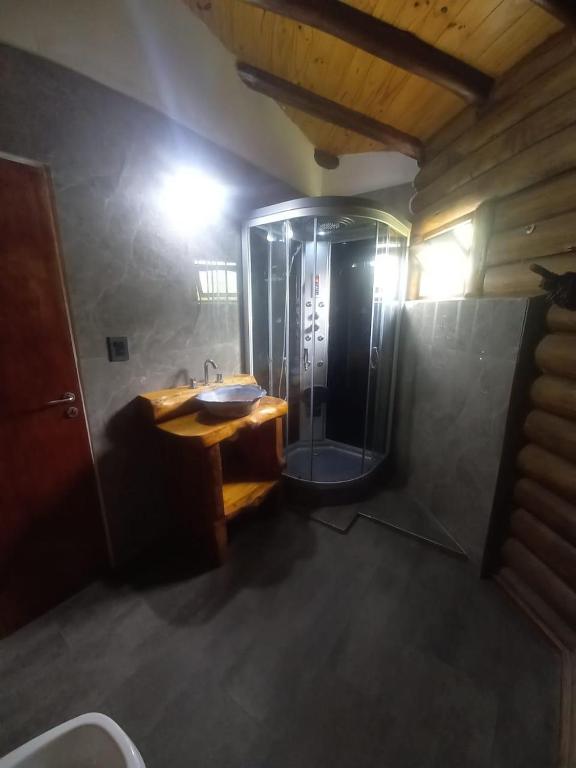 cabaña octogonal rodeada de naturaleza