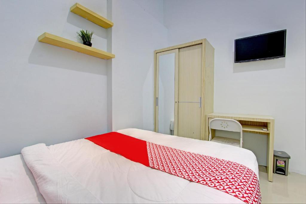 TV a/nebo společenská místnost v ubytování OYO 93095 New Puspa Residence