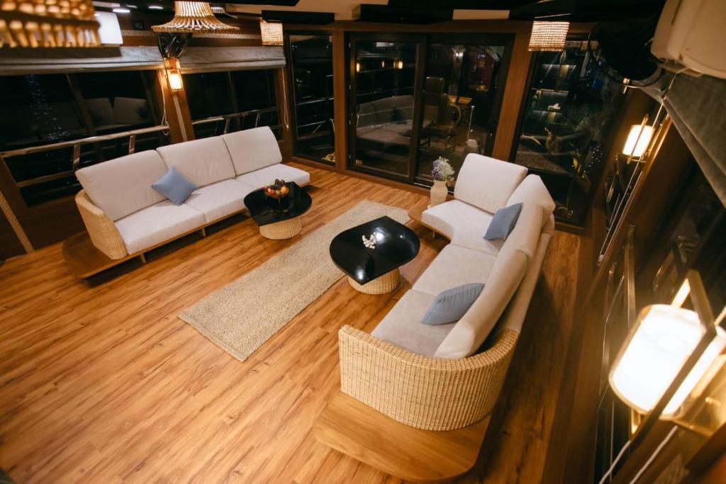 Posezení v ubytování Luxury Boathouse