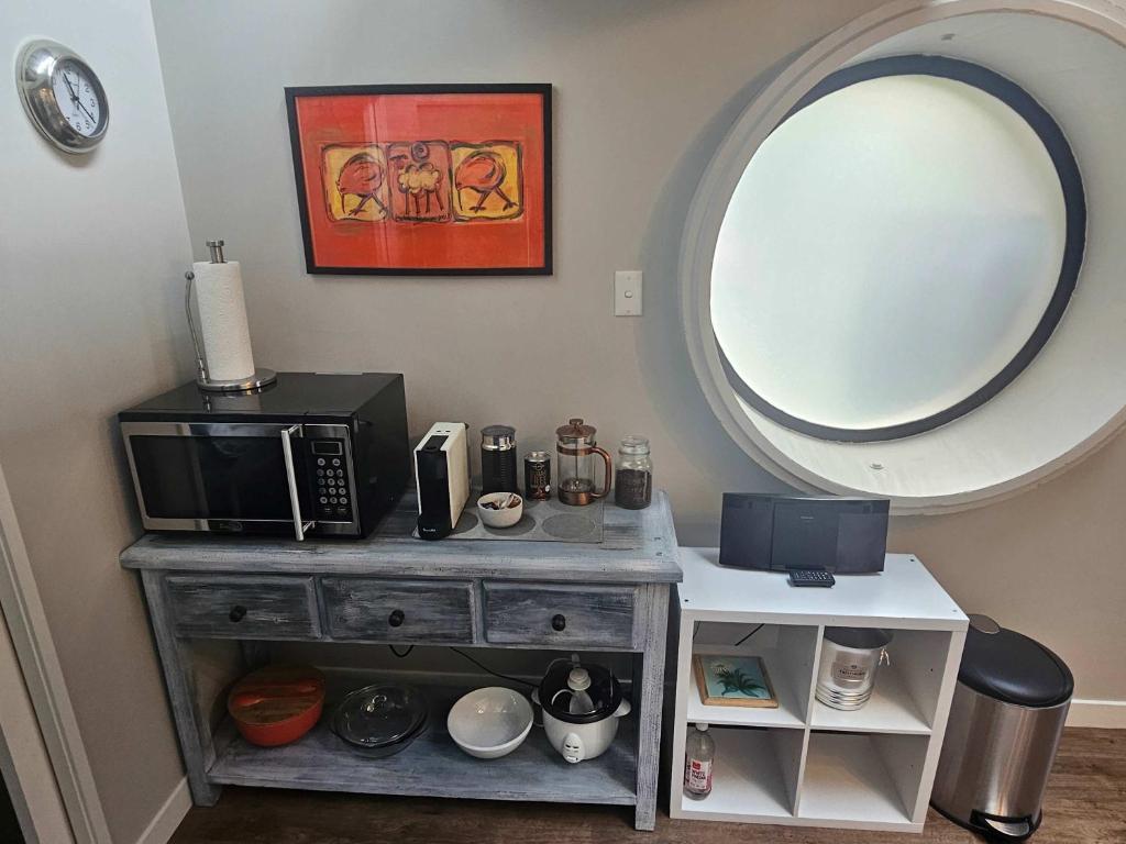 Beautiful Apartment Surrounded by Native Bush - Resim 14