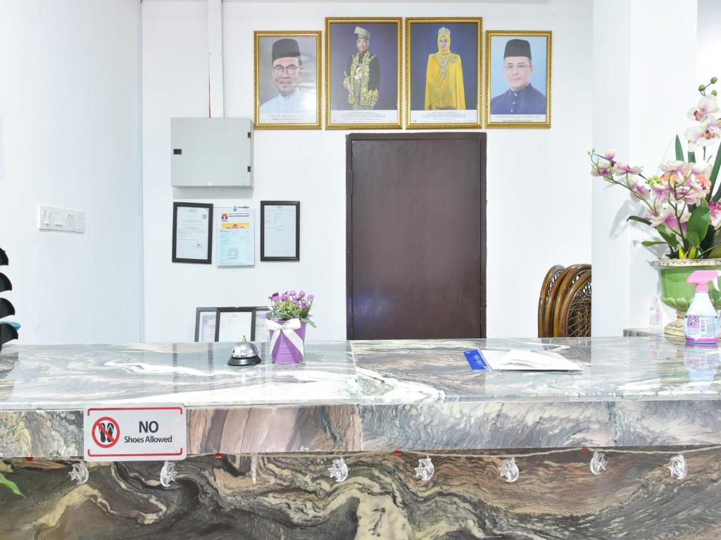 セパンにあるOYO 90869 Hotel Madeena Innの壁画のテーブル