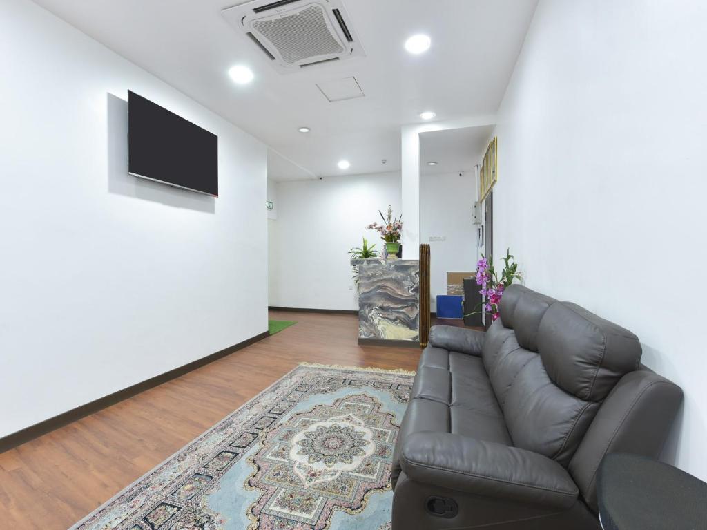 OYO 90869 Hotel Madeena Innにあるテレビまたはエンターテインメントセンター