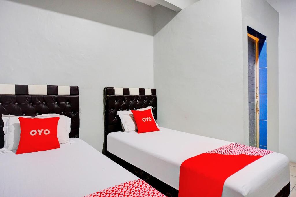 Postel nebo postele na pokoji v ubytování OYO 93071 Home Stay Kembar Syariah