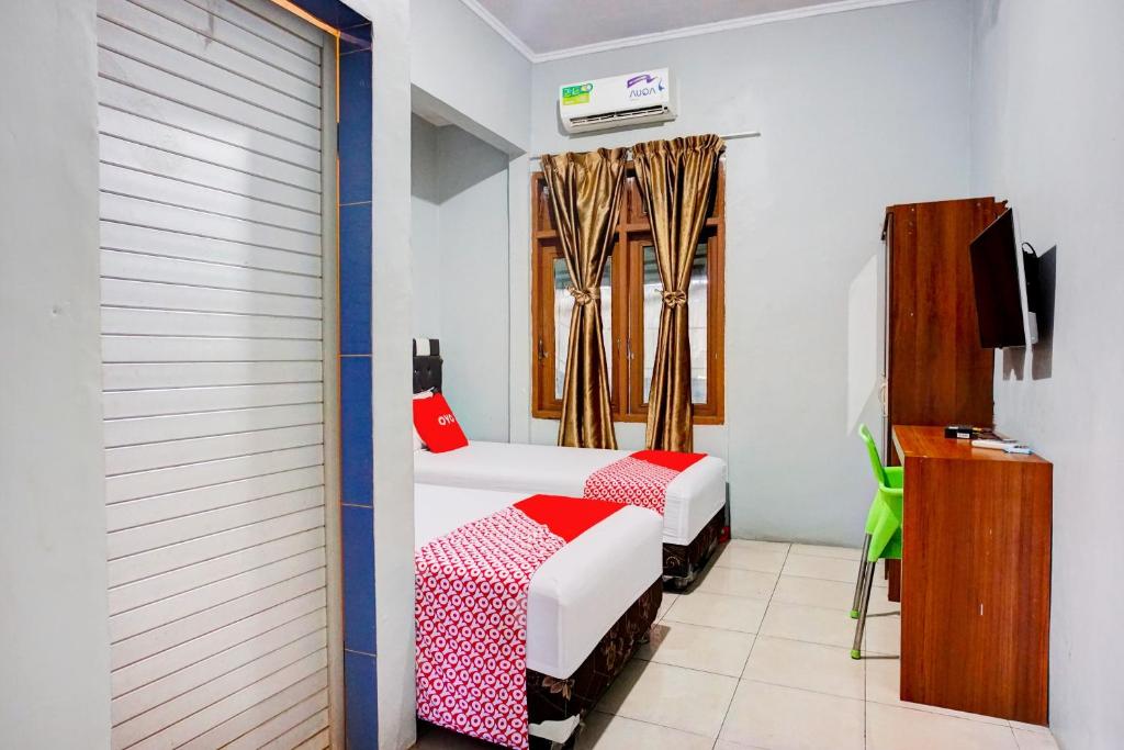 Postel nebo postele na pokoji v ubytování OYO 93071 Home Stay Kembar Syariah