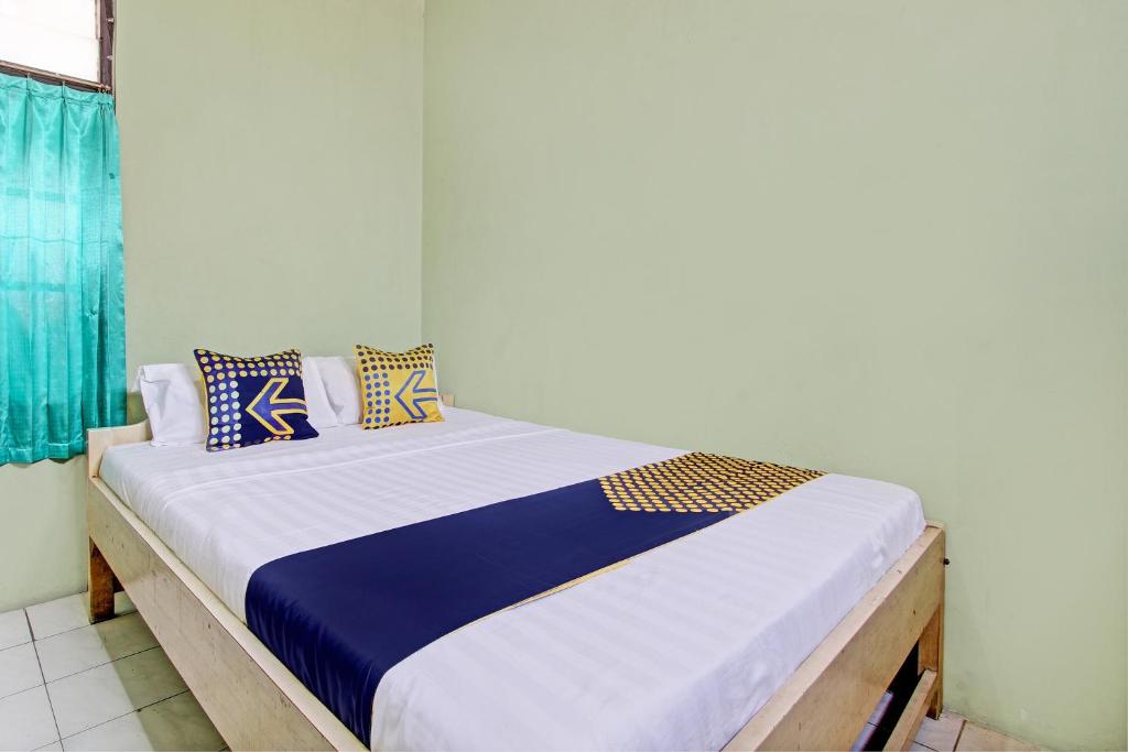 Postel nebo postele na pokoji v ubytování SPOT ON 93182 Hotel Jaya Kusuma