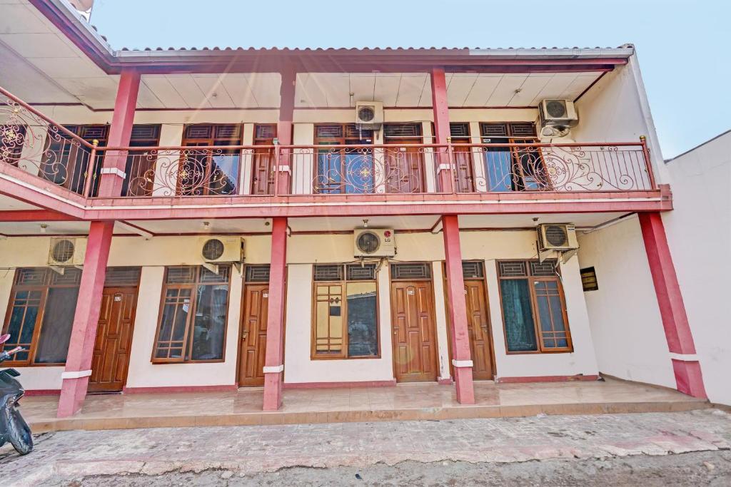 SayangにあるHotel O Fj Guest Houseのバルコニー付きの建物