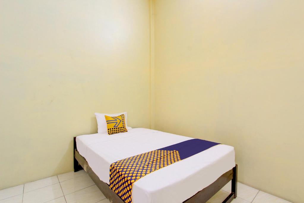 Postel nebo postele na pokoji v ubytování SPOT ON 93245 Guest House Mulia Dua Syariah