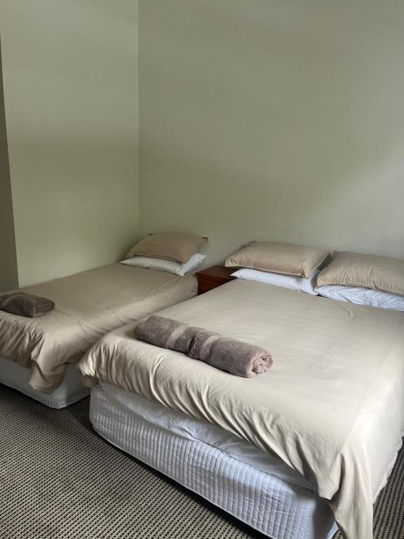 Postel nebo postele na pokoji v ubytování Woolpack Hotel Parramatta