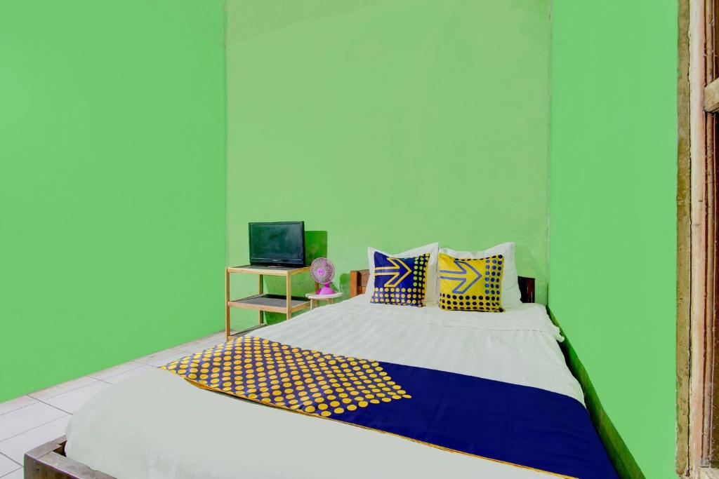 Ένα ή περισσότερα κρεβάτια σε δωμάτιο στο Hotel O Hadi Homestay Syariah
