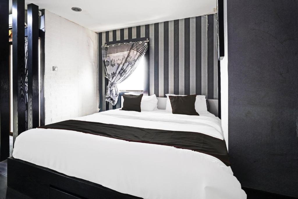 Ένα ή περισσότερα κρεβάτια σε δωμάτιο στο OYO 93365 Apartement Gateway By Sarana Cipta Mahakarya Ii