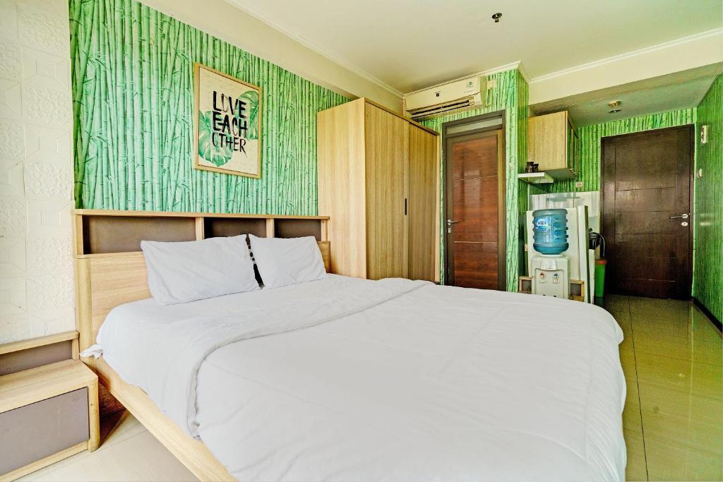Postel nebo postele na pokoji v ubytování OYO Life 93065 Apartemen Gateway Pasteur By Glory Rent