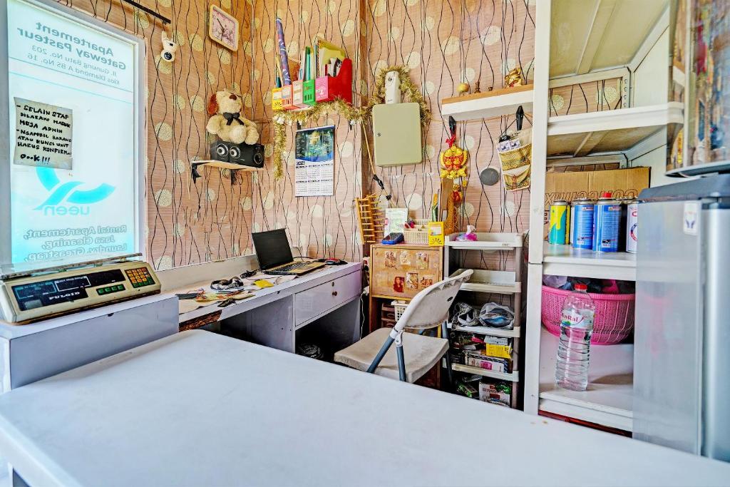 Kuchyň nebo kuchyňský kout v ubytování OYO Life 93065 Apartemen Gateway Pasteur By Glory Rent