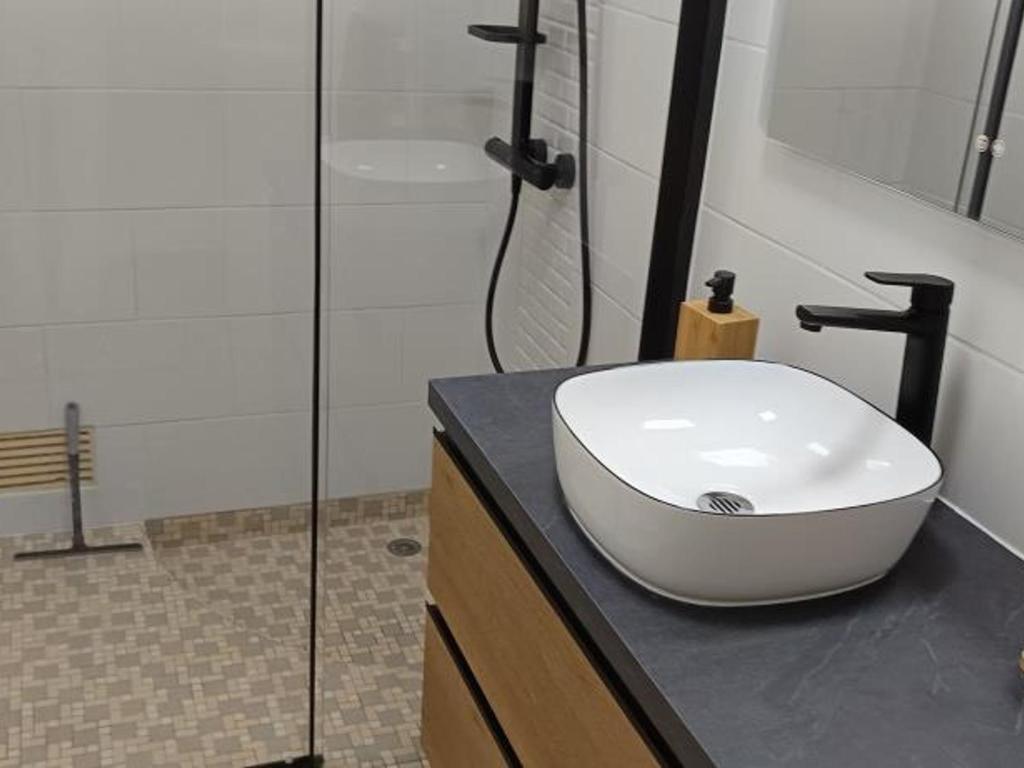 Kúpeľňa v ubytovaní Maison près plage avec jardin, parking et animaux admis - FR-1-540-218