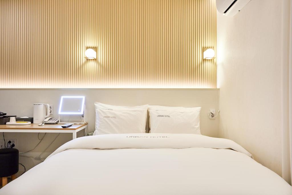 Postel nebo postele na pokoji v ubytování Urban Hotel