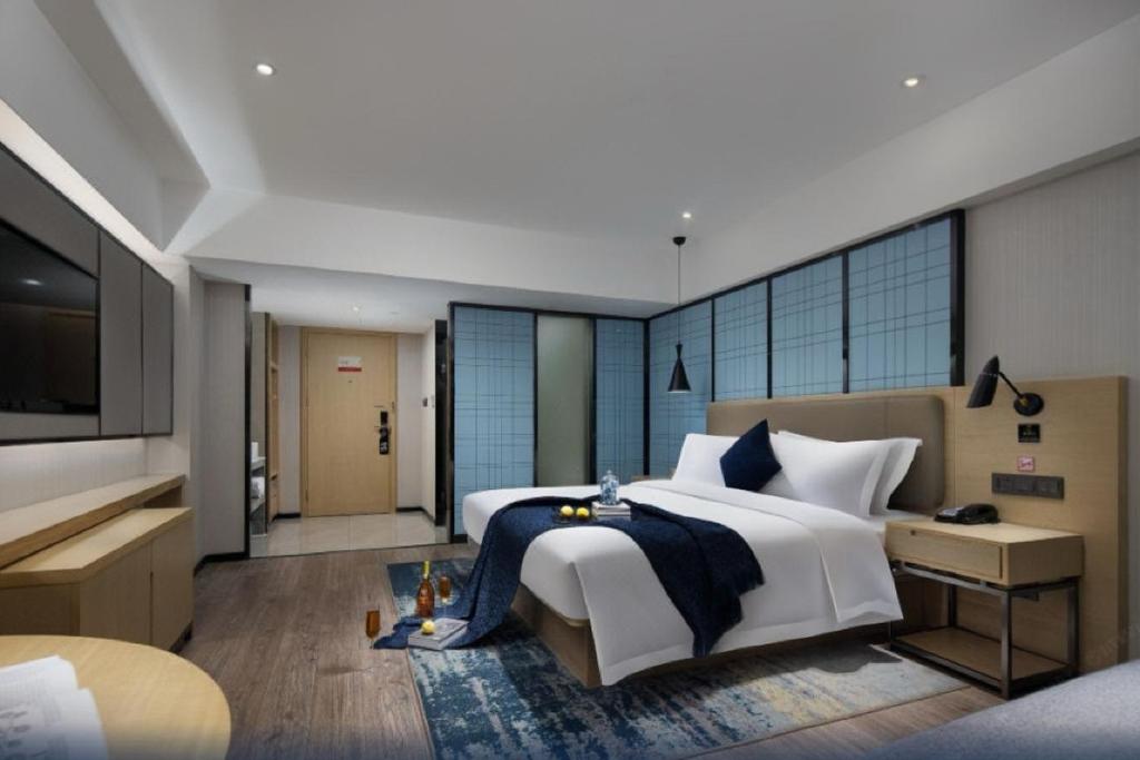 Postel nebo postele na pokoji v ubytování Echarm International Hotel Guangzhou Beijing Road Pedestrian Street Tianzi Wharf Branch - Free Shuttle Bus to Canton Fair Complex During Canton Fair Period