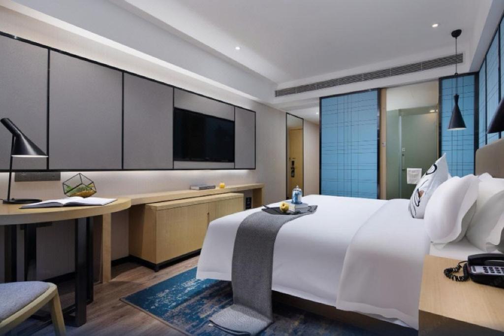 Postel nebo postele na pokoji v ubytování Echarm International Hotel Guangzhou Beijing Road Pedestrian Street Tianzi Wharf Branch - Free Shuttle Bus to Canton Fair Complex During Canton Fair Period