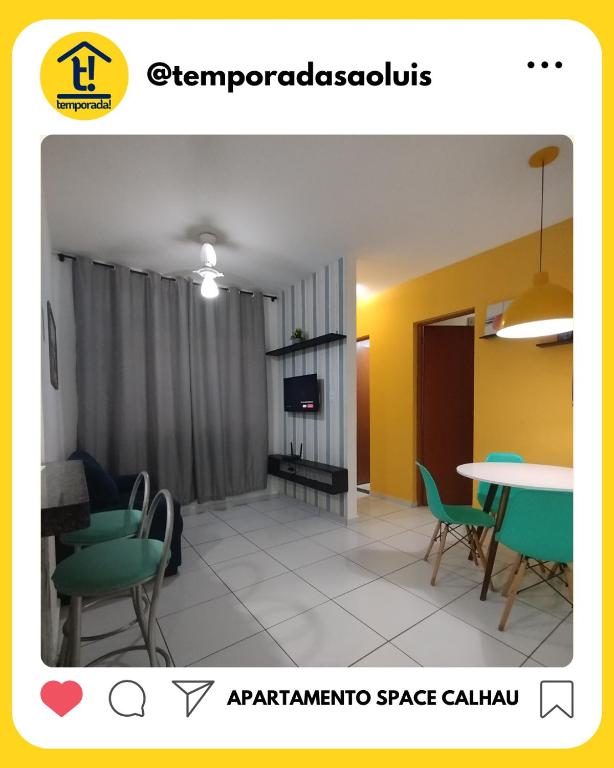 uma sala de estar com mesa e cadeiras em Apartamento Space Calhau em São Luís