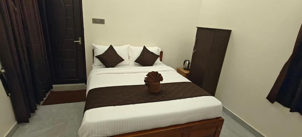 Postel nebo postele na pokoji v ubytování Rv Resorts Yercaud