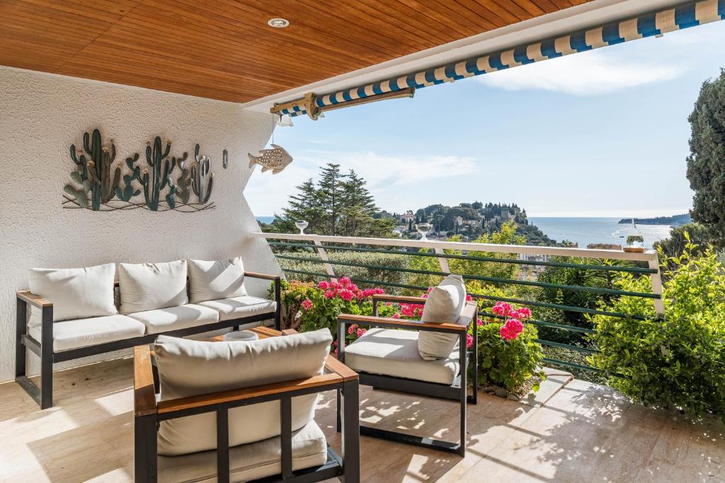 d'une terrasse avec canapés et vue sur l'océan. dans l'établissement Les Hesperides par Dodo à Cassis, à Cassis