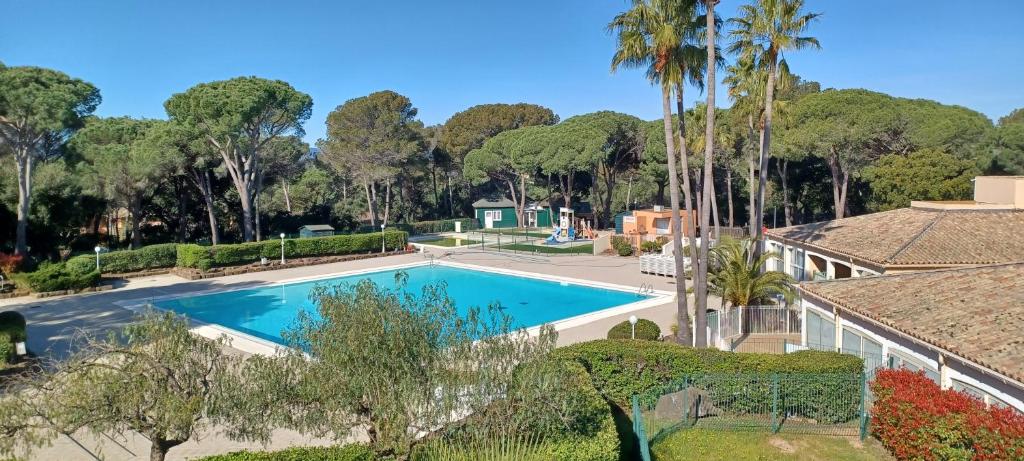 - une vue sur la piscine dans une maison arborée dans l'établissement Bel appartement climatisé Saint-Raphaël, à Saint-Raphaël