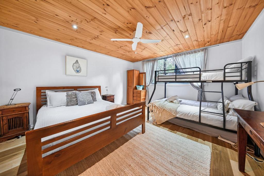 Letto o letti in una camera di Rustic Treehouse - Aireys Inlet